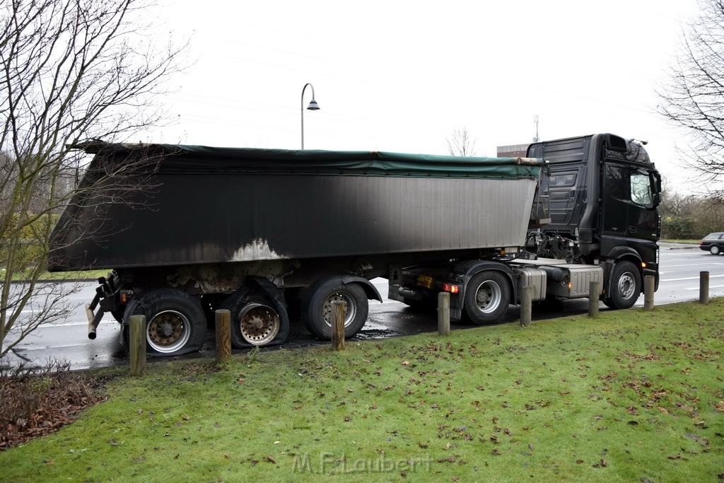 Auto 1 Reifenbrand LKW Koeln Porz Gremberghoven Ratherstr P12.JPG - Miklos Laubert